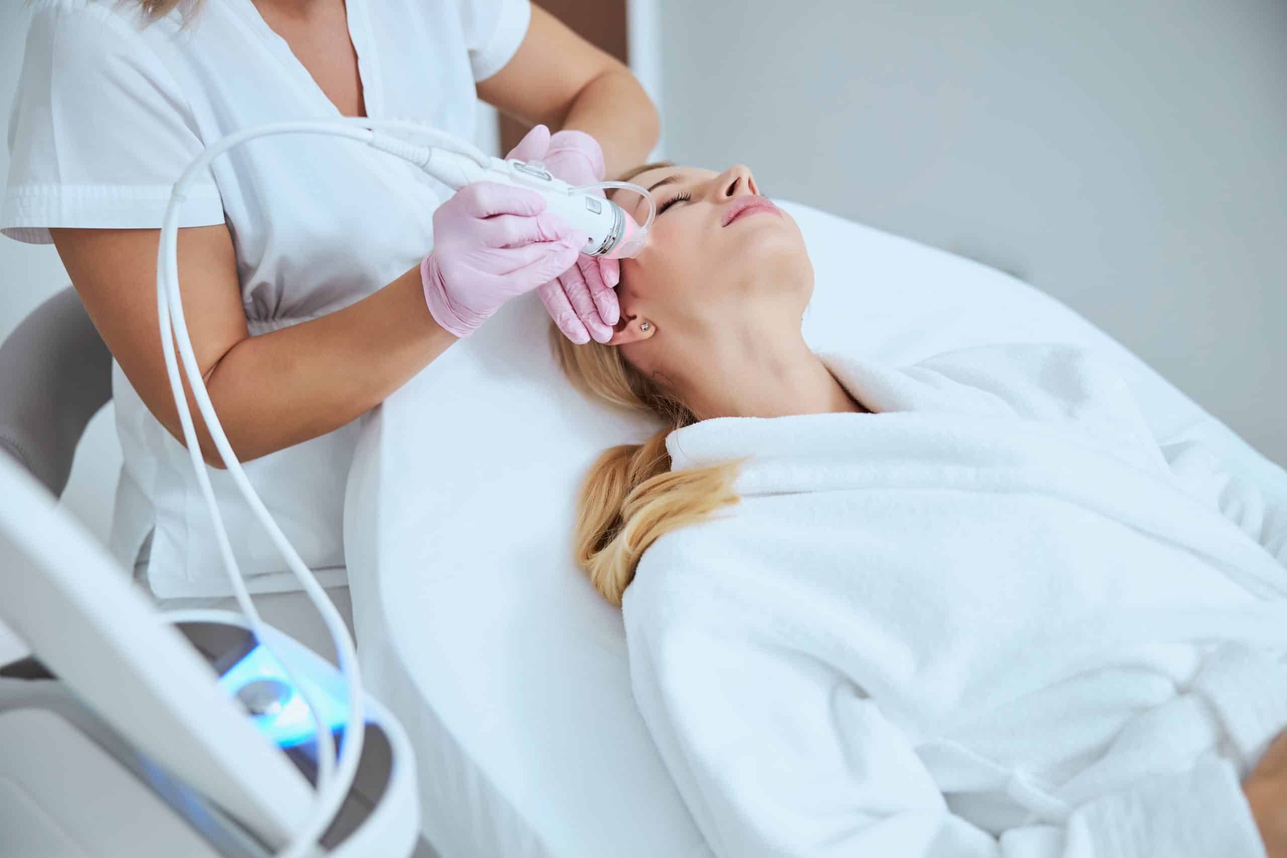 Microneedling: What are its benefits? - Cheeky Medspa